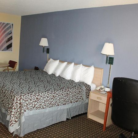 Days Inn By Wyndham Byron Esterno foto
