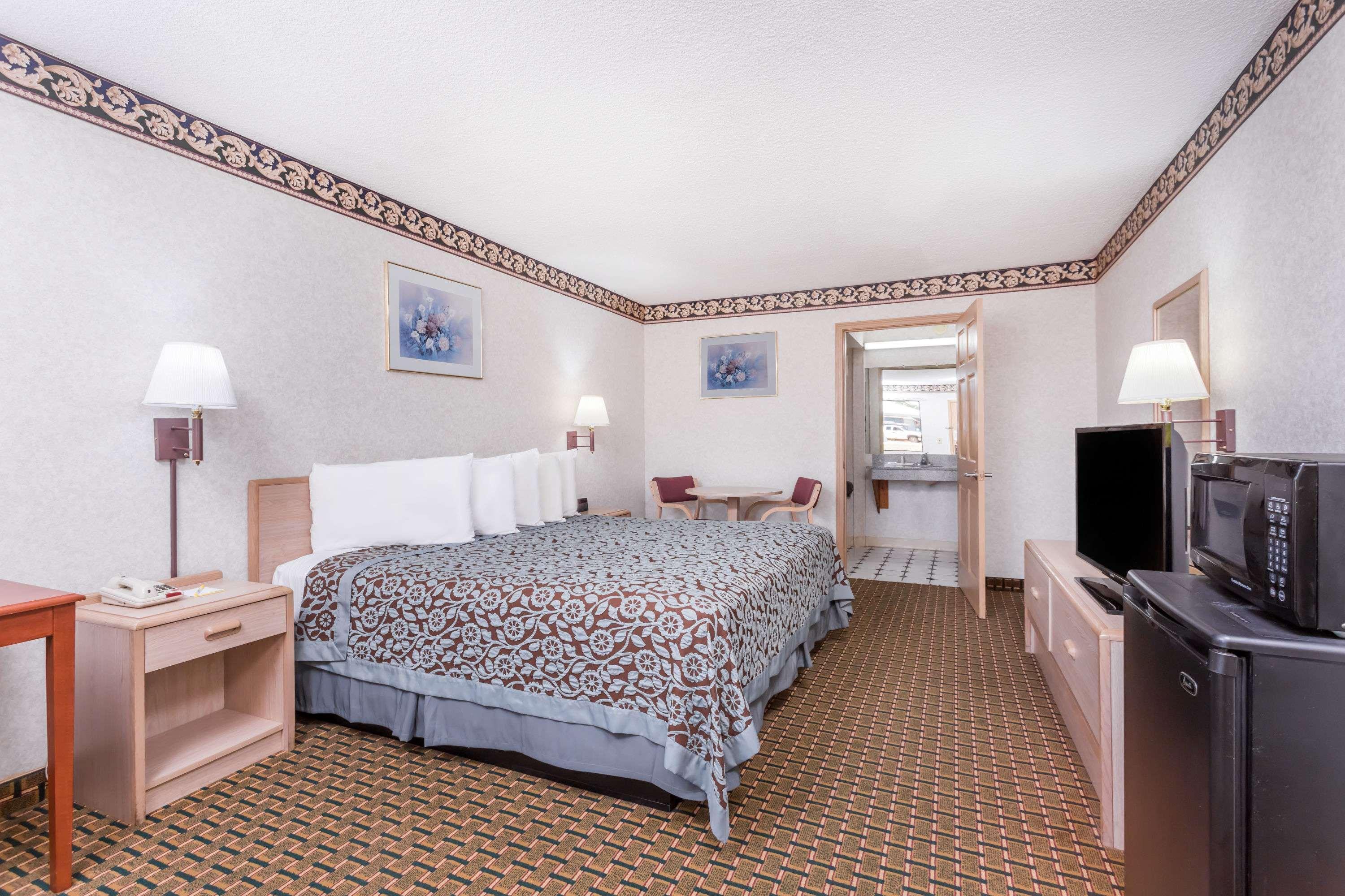Days Inn By Wyndham Byron Esterno foto