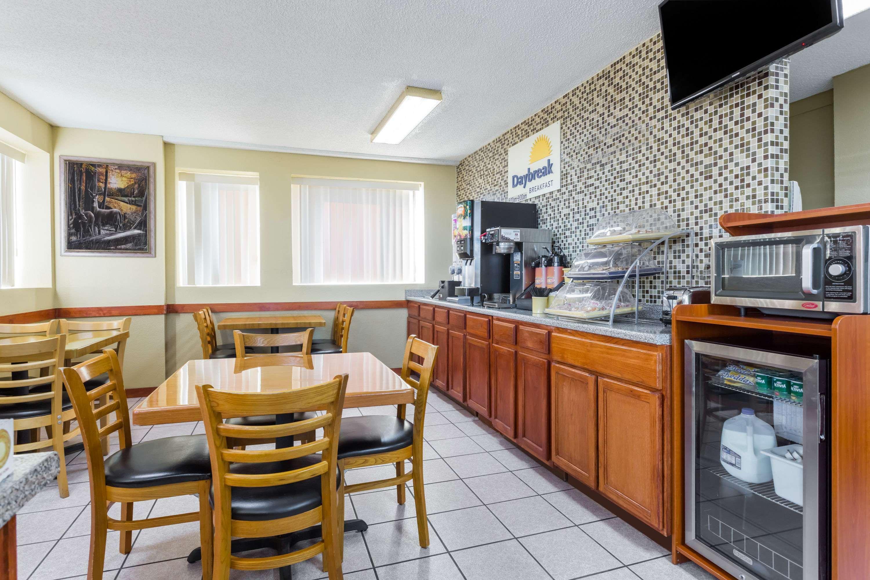 Days Inn By Wyndham Byron Esterno foto