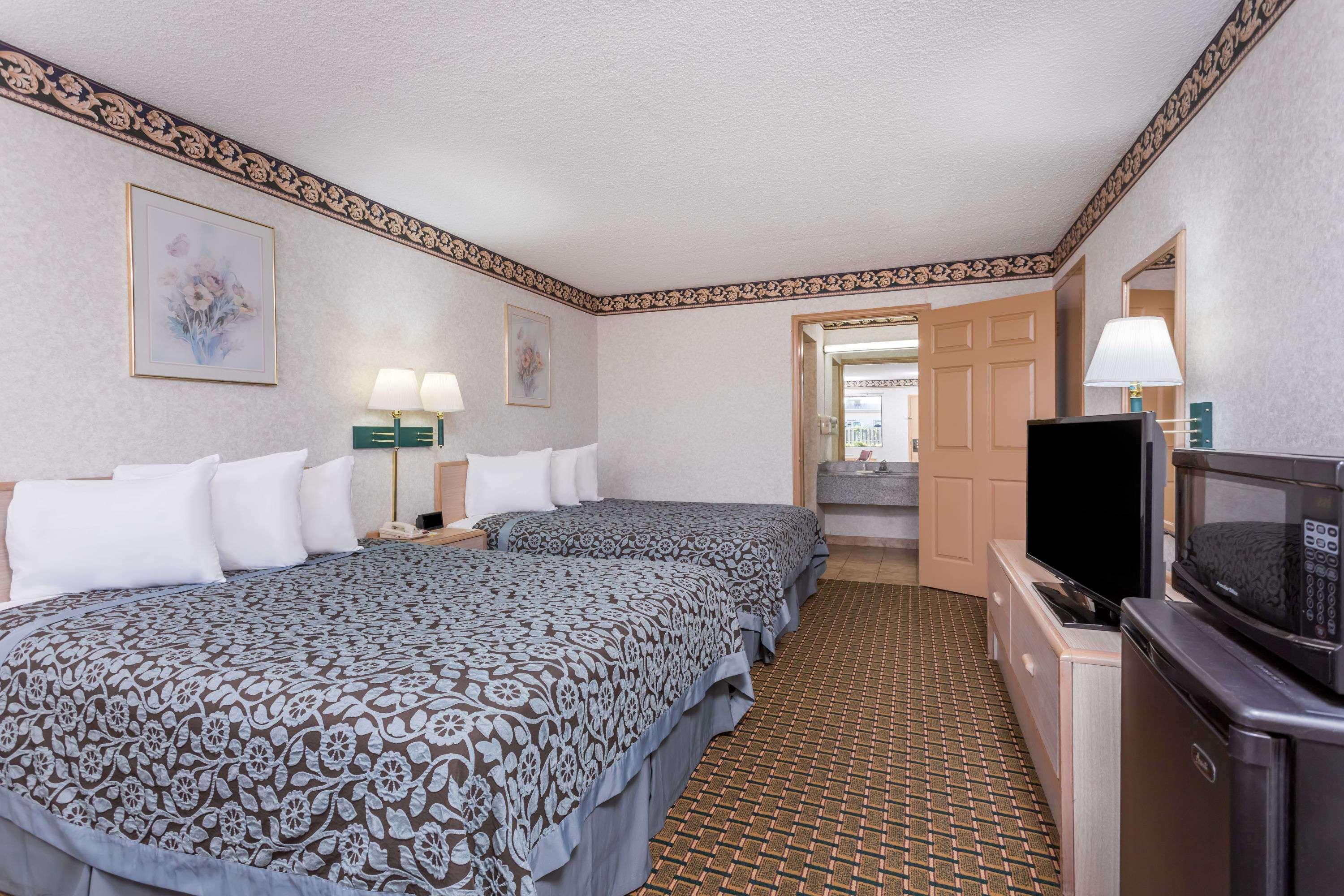 Days Inn By Wyndham Byron Esterno foto