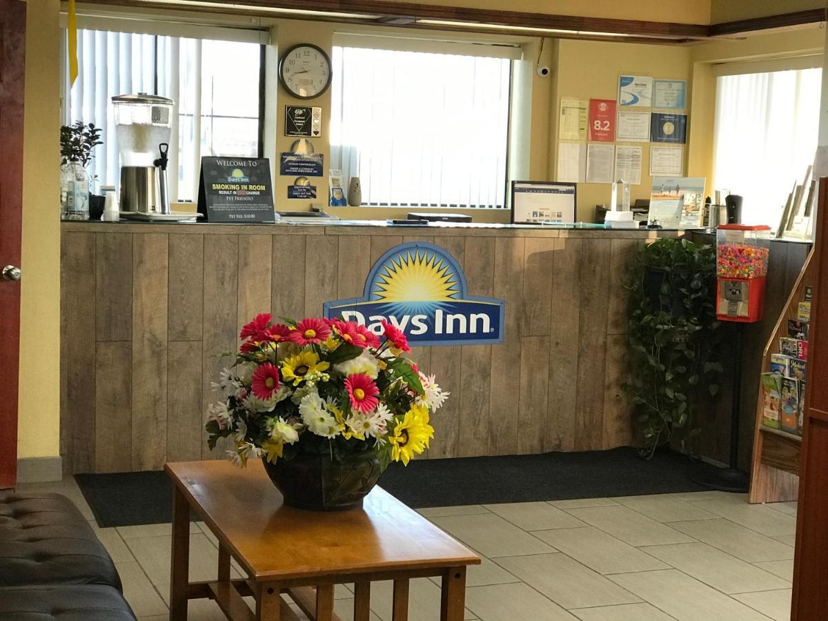 Days Inn By Wyndham Byron Esterno foto