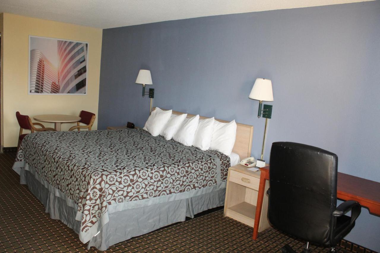 Days Inn By Wyndham Byron Esterno foto
